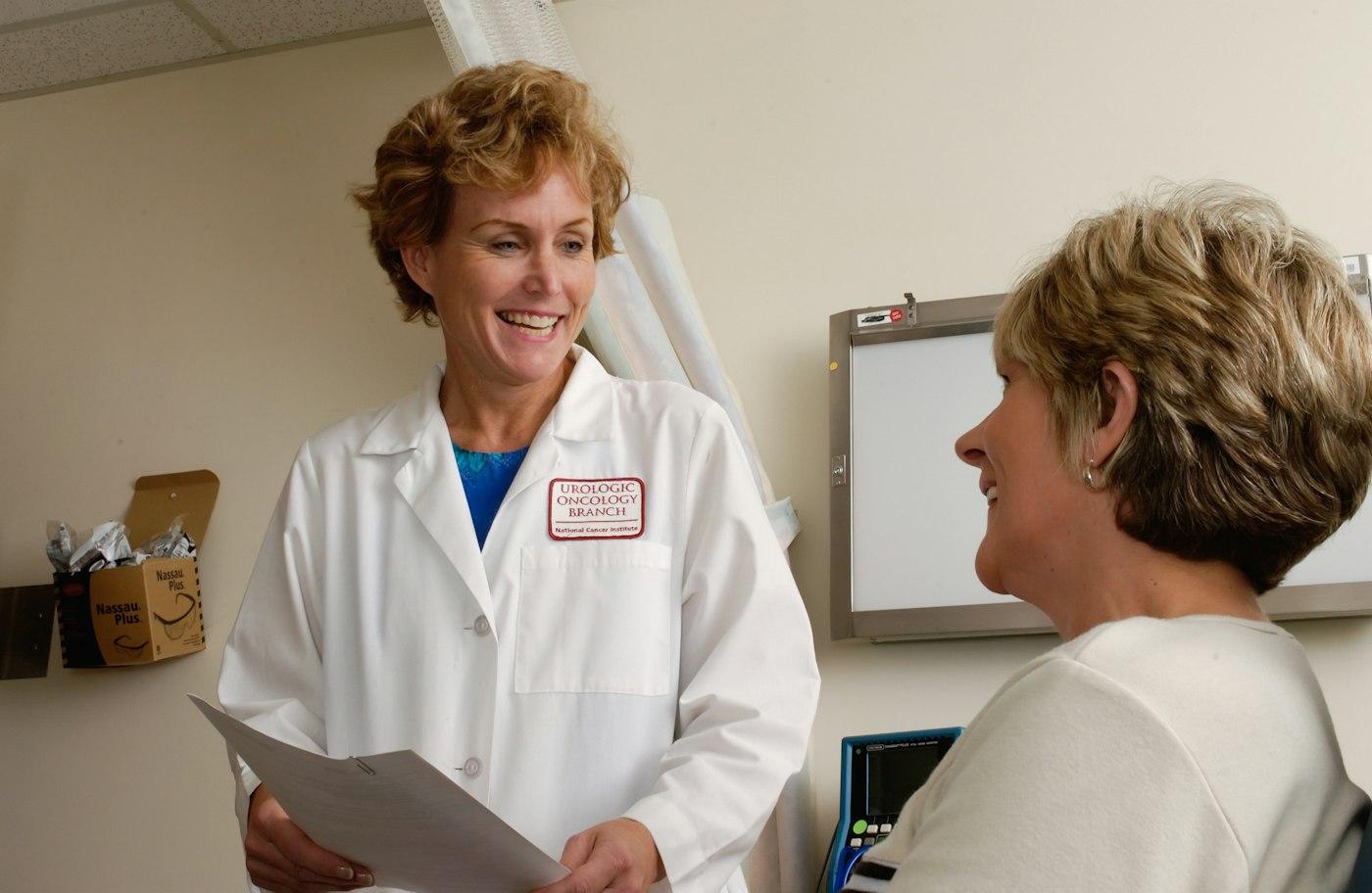 Médico conversando con una paciente en el consultorio
